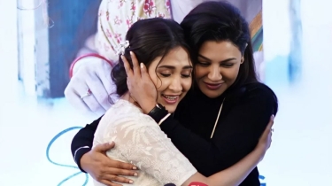মেহজাবীনকে জড়িয়ে ধরে চুমু খেলেন জয়া