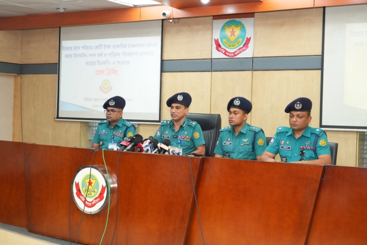 উত্তরায় র‌্যাব পরিচয়ে কোটি টাকার ডাকাতির রহস্য উদঘাটন, নগদ অর্থসহ গ্রেফতার ৫