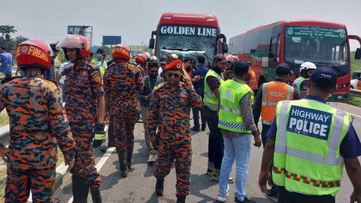 মাওয়া এক্সপ্রেসওয়েতে অ্যাম্বুলেন্সের পেছনে বাসের ধাক্কা, নিহত ৫